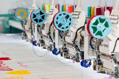 工厂缝纫机使颜色样式特写镜头纺织面料,没人缝制,针线技术